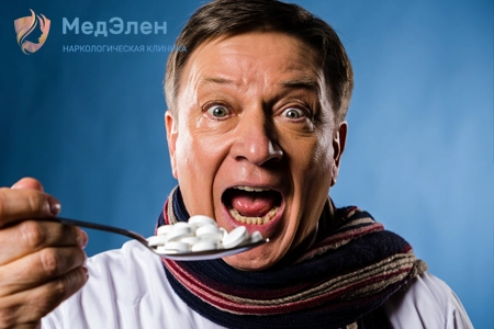 Мужчина ест кучу таблеток